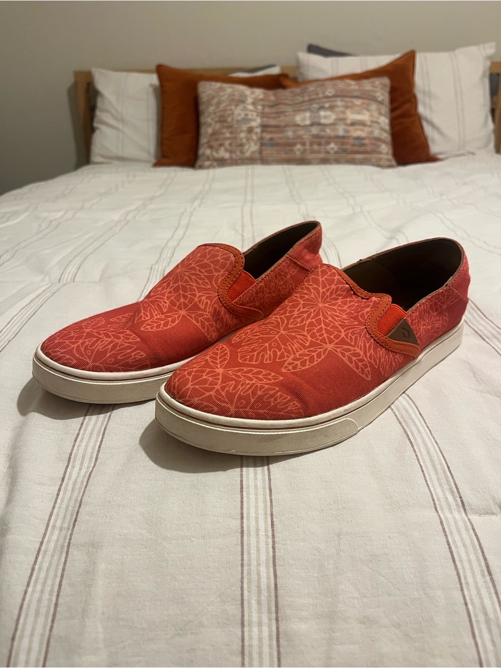 OluKai PEHUEA POW WOW Women’s Coral Orange Slides Sneakers Size 10 Slip On